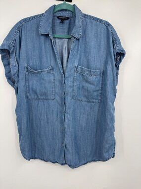Banana Republic chambray or denim-style button-down shirt featuring short sleeve